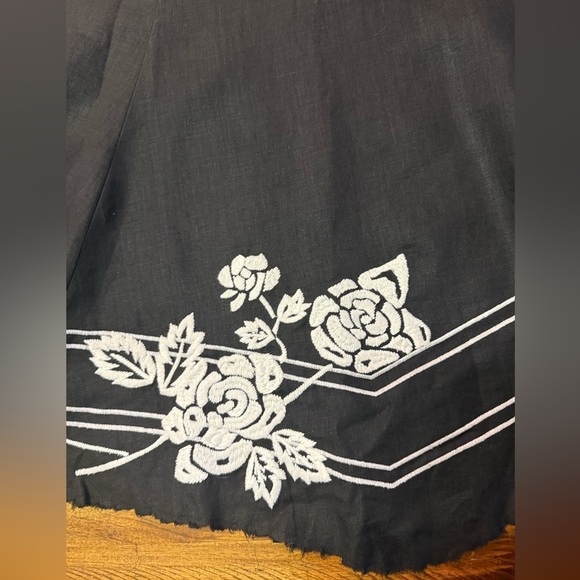 Nine West 100% Linen Black Skirt with White Floral Embroidery Size 8 - Picture 3 of 7